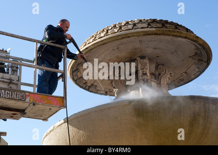 Arbeiter reinigt mit Hight Druck Maschine eine Wasserfontäne in dem Petersplatz, Vatikan-Stadt Rom Italien Stockfoto