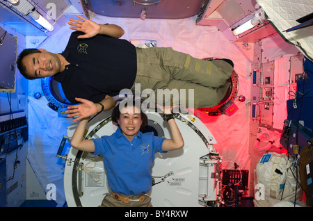 STS 131 Astronauten Sōichi Noguchi & Naoko Yamazaki im Labor der internationalen Raumstation ISS angedockt an Shuttle Discovery Stockfoto