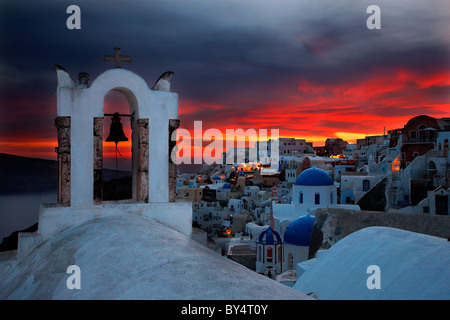 Sonnenuntergang im Dorf Oia, Santorin, Griechenland Stockfoto