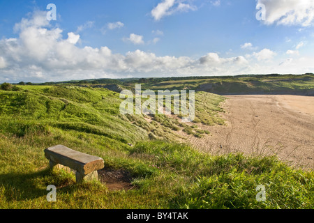 Stone Platz mit Blick auf Dünen und Strand breit South Haven, Pembrokeshire. Sehr früh am Morgen. Stockfoto