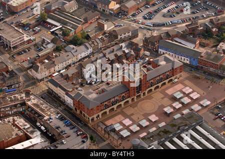 Blick aus der Vogelperspektive auf den Außenmarkt im Stadtzentrum von Wolverhampton und moderne Apartments. Stockfoto