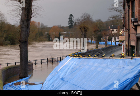 Flut Verteidigung Barrieren zurückhalten Hochwasser in Ironbridge, Shropshire, wie den Fluss Severn seine Ufer brach. Stockfoto