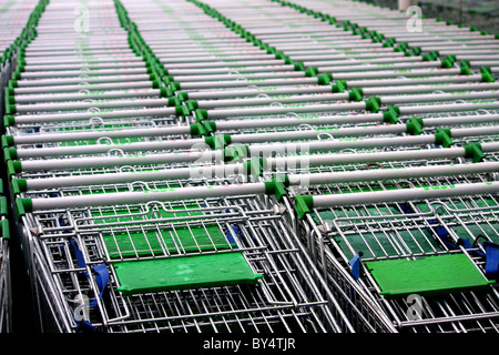 Reihen von Einkaufswagen für Asda im Vereinigten Königreich hergestellt Stockfoto