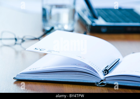 Nahaufnahme der Notizblock mit Stift auf den Tisch gelegt Stockfoto