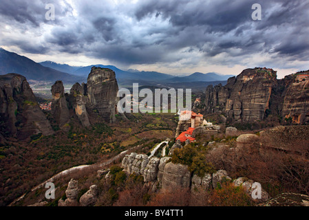 Panoramablick über das Tal Meteora, aus den besten vorhandenen Ansicht zeigen, einen Felsen namens "Psaropetra" (bedeutet "Fishstone") Stockfoto