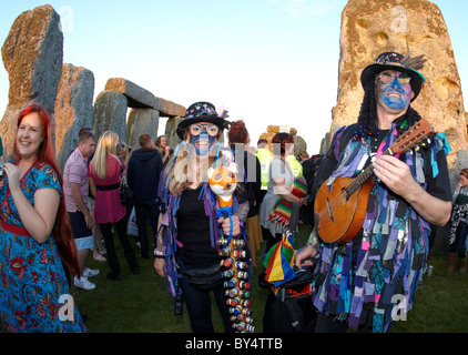 Festivalbesucher in der Sommer-Sonnenwende Stonehenge bei Abenddämmerung UK Europe Stockfoto