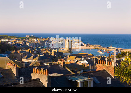 Der Strand und der Hafen von St. Ives in Cornwall Stockfoto