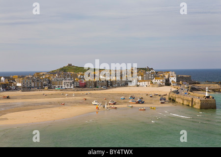 Der Strand und der Hafen von St. Ives in Cornwall Stockfoto