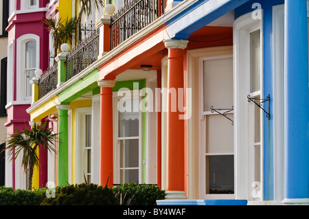 Bunt bemalte bunte Häuserzeile in Whitehead Stockfoto