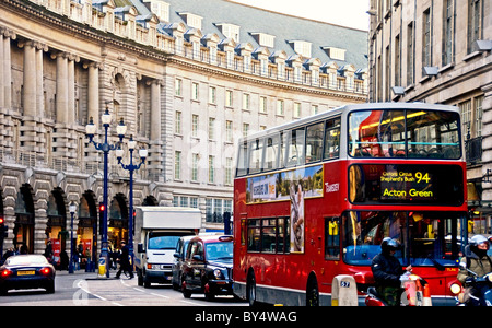 Hohen Verkehrsaufkommens in der Regent Street, London, einer der bekanntesten und exklusive shopping-Strassen der Hauptstadt Stockfoto