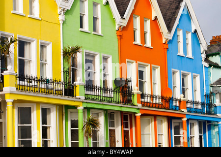 Bunt bemalte bunte Häuserzeile in Whitehead Stockfoto