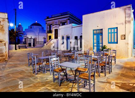 Der Hauptplatz ("Piazza") in der Chora von Serifos-Insel in der Nacht. Kykladen, Griechenland Stockfoto