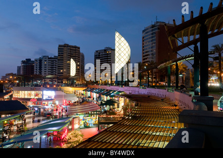 Die Küstenstadt Einkaufszentrum Larcomar und Apartments beleuchtet in der Nacht in Miraflores, Lima, Peru, Südamerika. Stockfoto