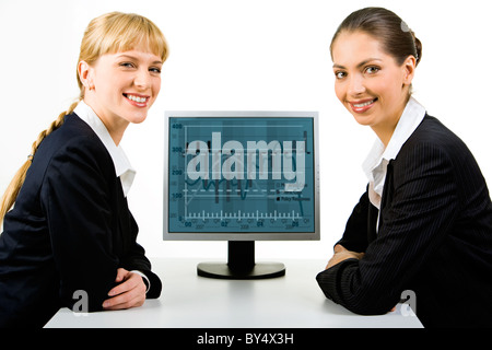 Porträt zweier Frauen Blick in die Kamera auf dem Hintergrund der computer Stockfoto