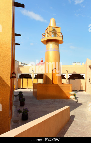 Eine spektakuläre Moschee, gekleidet in goldfarbenen Mosaiksteinchen in Katara Kulturdorf, West Bay, Doha, Katar. Stockfoto