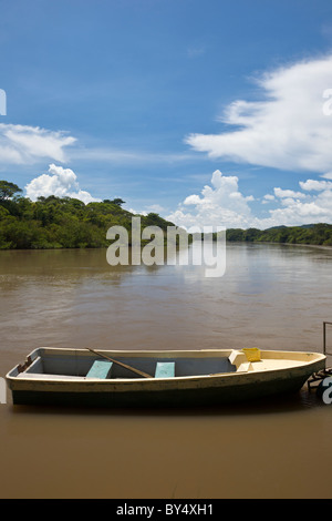 Boot sitzen entlang der Tempisque Fluss fließt durch Palo Verde Nationalpark in Guanacaste Provinz von Costa Rica. Stockfoto