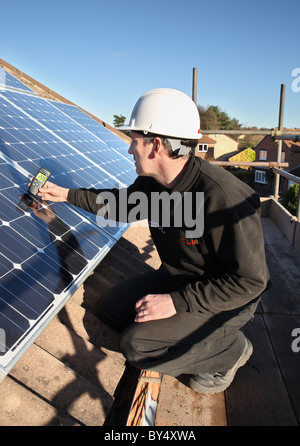 Messung der Bestrahlungsstärke auf Photo voltaic Sonnenkollektoren auf dem Dach eines inländischen Hauses in Washington, North East England, UK Stockfoto