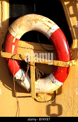 Einen Rettungsring auf einem Boot dort für Sicherheit und als Hilfe für eine Person im Wasser kämpfen helfen Stockfoto