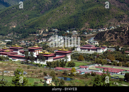 Regierung in der Hauptstadt Thimpu, Bhutan ist in der großen Gold-capped Dzong, oder Festung, links, mit dem Parlament vor, rechts Stockfoto