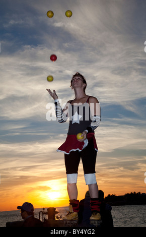 Sonnenuntergang Straße Entertainer jonglieren am Mallory Square, Key West, Florida Stockfoto