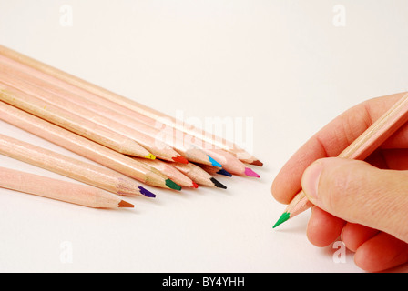 menschliche Hand bereit, mit Farbstiften zu schreiben Stockfoto