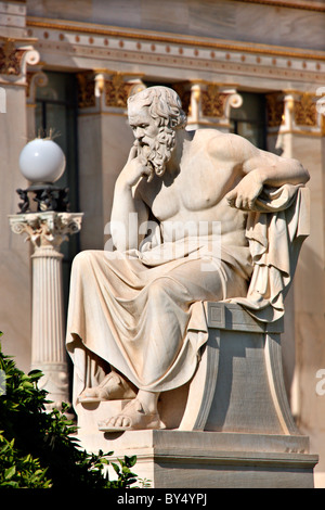 Statue von Socractes, alte griechische Philosoph, Skeptiker vor der Akademie von Athen. Stockfoto