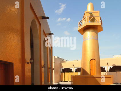 Eine spektakuläre Moschee, gekleidet in goldfarbenen Mosaiksteinchen in Katara Kulturdorf, West Bay, Doha, Katar. Stockfoto