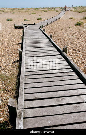 Fußweg zum Strand von Dungeness, Kent, von der Heritage Lottery Fund zur Verfügung gestellt. Stockfoto