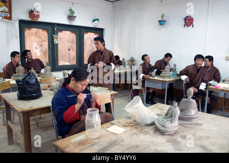 Jugendliche lernen in Bhutans Volkskunst und Handwerk Schule in Thimpu Kunst und Kunsthandwerk in der im großen und ganzen tibetischen Stil Stockfoto