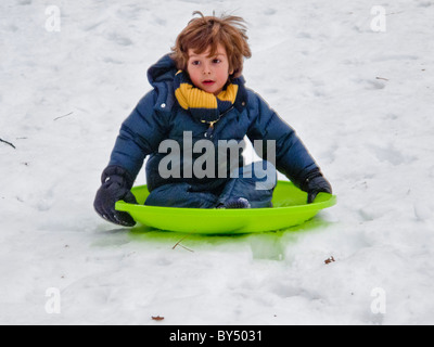 Ein Junge Pferdeschlitten auf einem Hügel im Central Park in New York City, nach einem schweren Schneesturm. Stockfoto