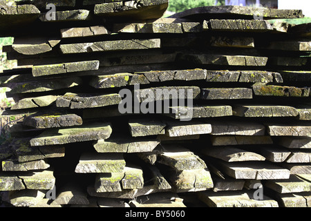 Ein Stapel von Holz und Holz-Platten, gestapelt und gebrauchsfertig Stockfoto
