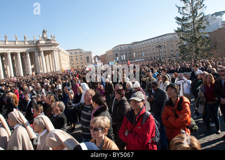 Menschen drängen sich Papst Benedikt am "Tag der Migranten" Vatikanischen Petersplatz Rom Italien Stockfoto