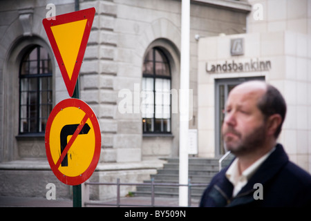 Reykjavik, Iceland, 14. Oktober: Mann zu Fuß vorbei an den Hauptsitz der Landsbankinn Bank, Zentrum von Reykjavik. Stockfoto