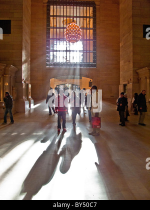 In der Nachmittagssonne ask Reisende Wegbeschreibung 42nd Street Ausfahrt der Grand Central Station in Midtown Manhattan, New York City. Stockfoto