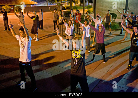 Ein asiatisch-amerikanische College-Student führt eine informelle Nacht Hip-Hop Tanzkurs im Freien auf dem Campus in Kalifornien. Stockfoto