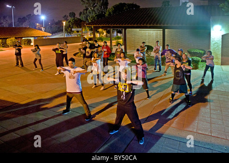 Ein asiatisch-amerikanische College-Student führt eine informelle Nacht Hip-Hop Tanzkurs im Freien auf dem Campus in Kalifornien. Stockfoto