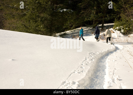 Einen kalten Wintertag in ihren Schneeschuhen genießen drei Massachusetts Frauen. Stockfoto