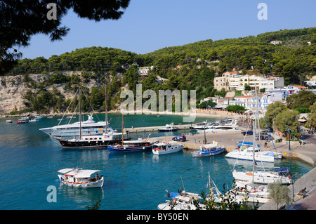 Patitiri Hafen und Hafen auf der griechischen Insel Alonissos, Sporaden, Griechenland Stockfoto