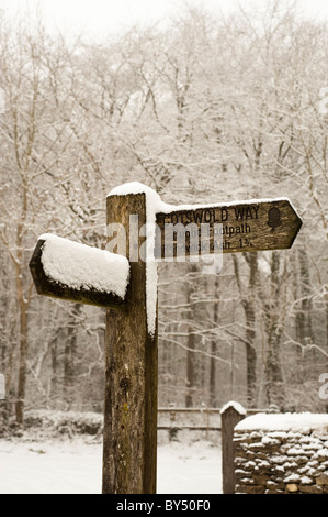 Verschneite Cotswold Way öffentlichen Fußweg Wegweiser Stockfoto