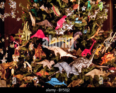 Ein Weihnachtsbaum geschmückt mit gefalteten Papier Origami-Bilder von verschiedenen Tieren schmückt das American Museum of Natural History. Stockfoto