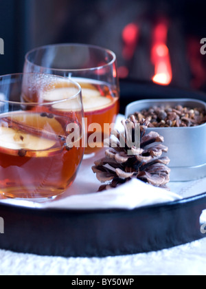 Glühwein Apfelwein vor Erwärmung Kamin Stockfoto