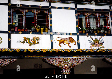 Bunte Kunstwerk im buddhistischen Stil schmückt ein traditionelles Gebäude in Paro, Bhutan Stockfoto