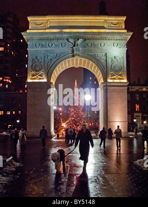 Ein Weihnachtsbaum schmückt den berühmten Bogen in Washington Square, New York City. Stockfoto