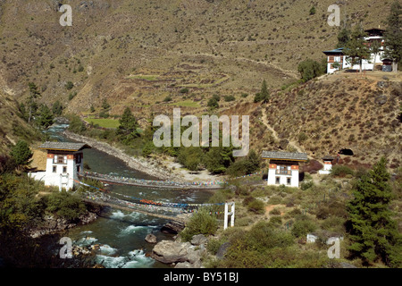 So genannte Eisenbrücke Bhutans, ursprünglich von einem Mönch aus dem 16. Jahrhundert, Thangton Gyelpo, um deren Namen Mythen gibt es zuhauf gebaut Stockfoto