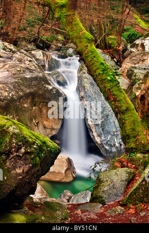 Ein kleiner Wasserfall in Mega Rema, ganz in der Nähe der schönen Dorf Mouresi an der Ostseite des Berges Pelion, Griechenland Stockfoto