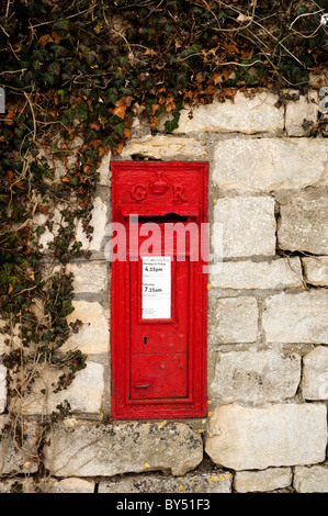 Alte rot GR-Briefkasten der Wand eingelassen, in Ruscombe in der Nähe von Stroud, Gloucestershire, England, Vereinigtes Königreich Stockfoto