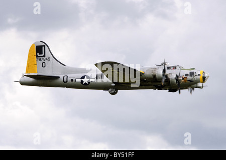 Boeing B - 17G Flying Fortress "Liberty Belle" machen einen Überflug in Duxford Flying Legends Airshow Stockfoto