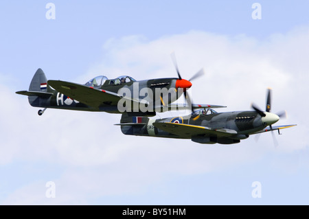 Spitfire TR. IXe Trainer und Spitfire FR. XVIIIe Bildung flypast in Duxford Flying Legends Airshow Stockfoto