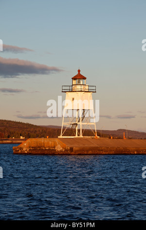 Hafen-Licht und Wellenbrecher in Grand Marais, Minnesota an der North Shore. Stockfoto