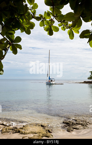 Segelboot vor Anker direkt am Strand in Puerto Viejo de Talamanca, Provinz Limon, Costa Rica. Stockfoto